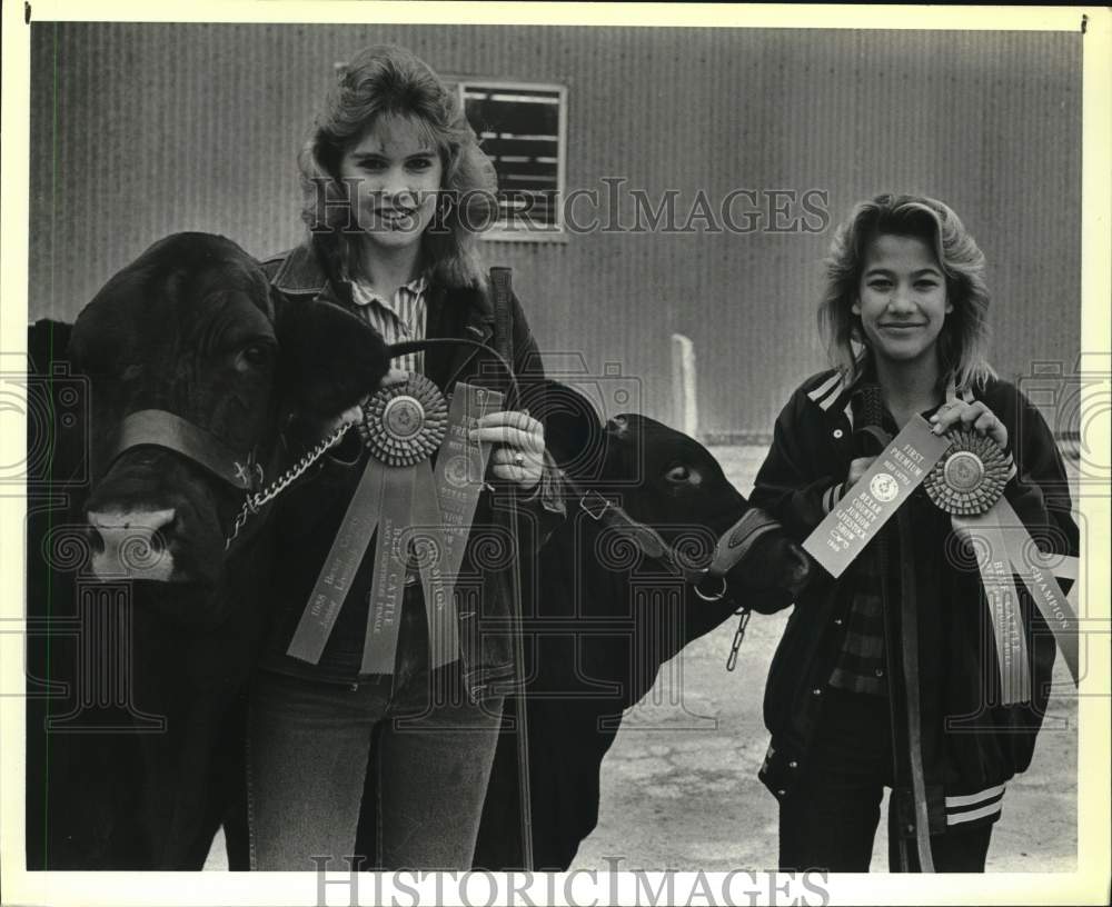 1988 Press Photo Jennifer Sjrven &amp; Karen Webber, Bexar County Jr. Livestock Show- Historic Images