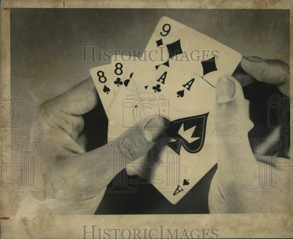 1980 Press Photo Close-Up Of Man Holding Playing Cards - Historic Images