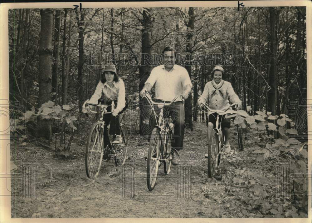 Press Photo Group bicycling in the forest - saa65920 - Historic Images