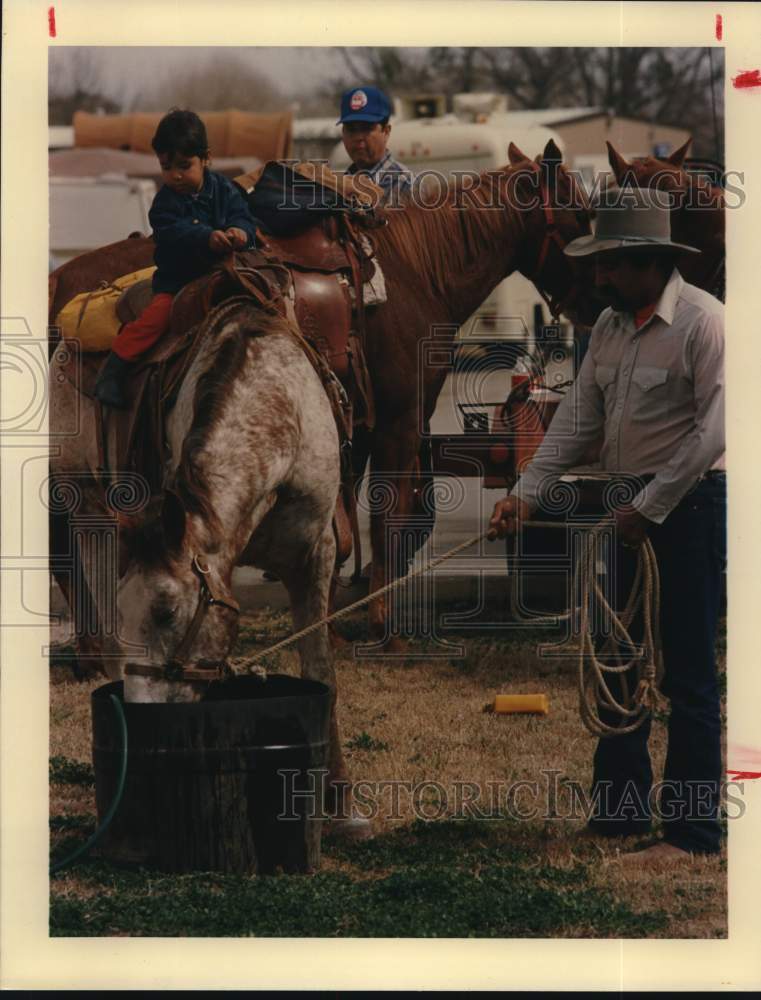 1988 Press Photo Louis Talamantez watering his horse on Laredo Trail Ride, Texas - Historic Images