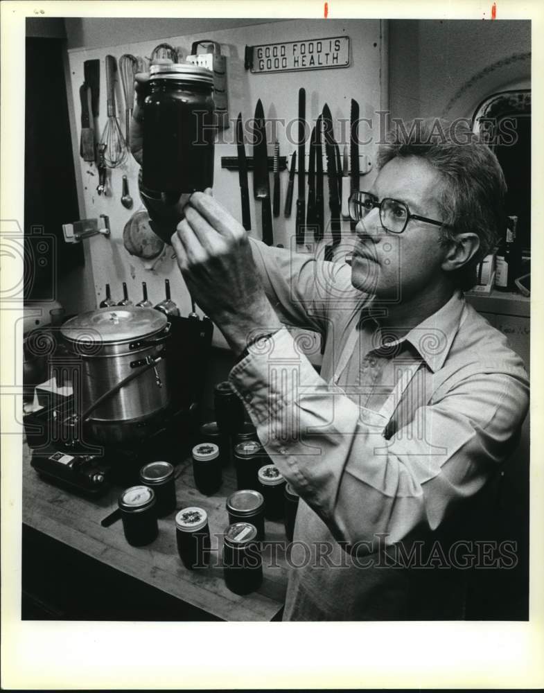 1985 Press Photo Ben Fairbank wins grand prize for his jelly at Stock Show, TX- Historic Images