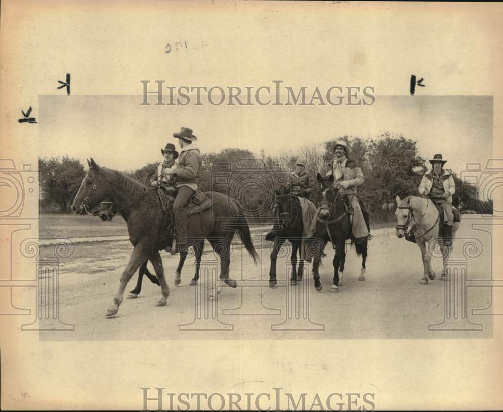 1982 Press Photo Hill Country Trail Riders along way to Stock Show, Texas- Historic Images