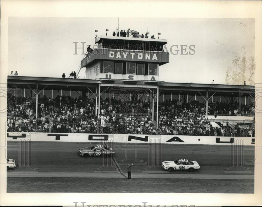 1976 Press Photo Crowd Watches Daytona &quot;500&quot; Stock Car Race - saa67120 - Historic Images