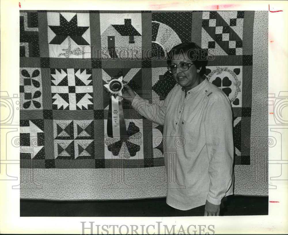 1985 Press Photo Becky Hooper and her winning quilt at Stock Show & Rodeo, Texas - Historic Images