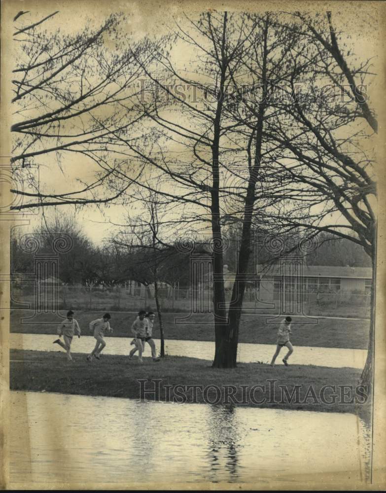 Press Photo High School track runners at Elmendorf Lake, Texas - saa67792 - Historic Images