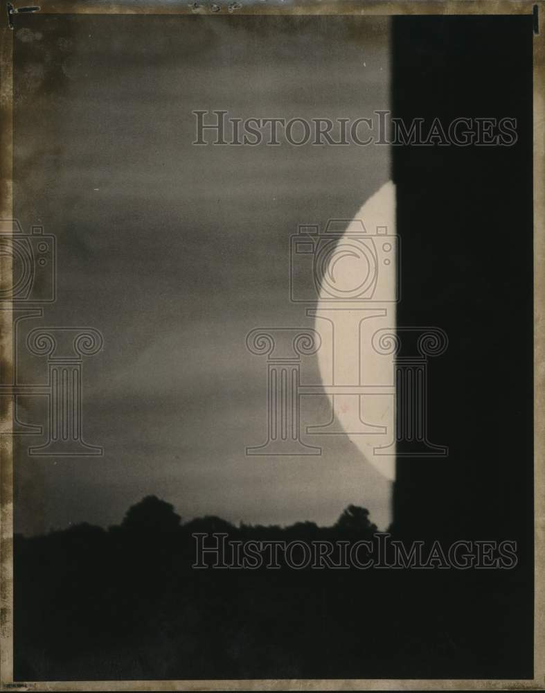 1975 Press Photo Sunset behind Bell Telephone Company building on Martin - Historic Images