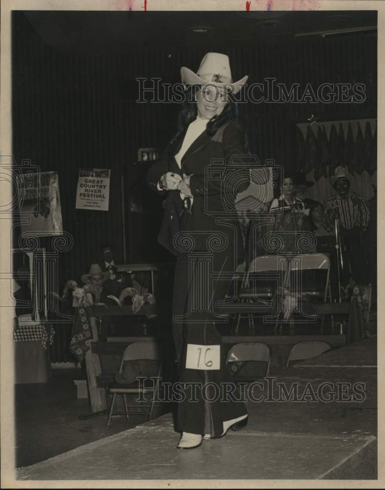 1979 Press Photo Tina modeling western fashion at Stock Show &amp; Rodeo, Texas - Historic Images