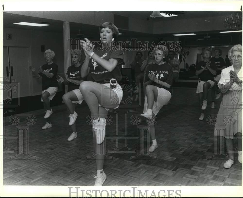 1989 Press Photo Marcy Love-Rivas Leads Older Women In Aerobic Dance Group- Historic Images