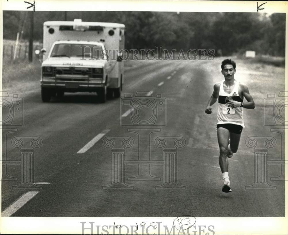 1984 Press Photo Robert Yara wins Fiesta Mission Run, Texas- Historic Images