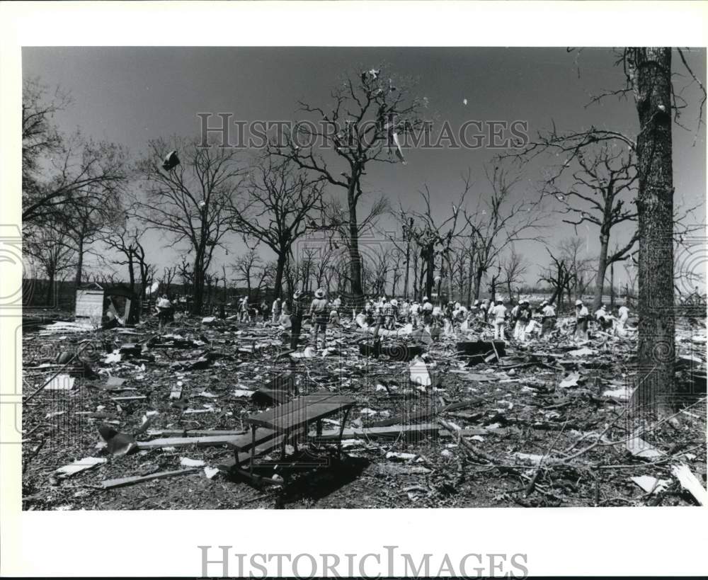 1992 Press Photo Inmates cleaning an explosion site near Bunham - saa68957- Historic Images