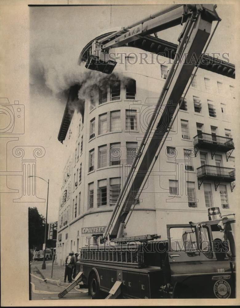 1979 Press Photo Firemen using snorkel truck at Crockett Hotel fire, Texas - Historic Images