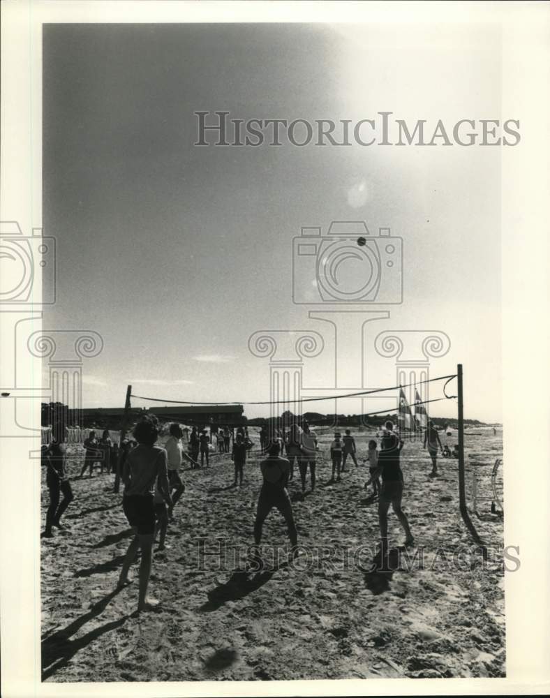 Press Photo Volleyball game on the beach, Kiawah, South Carolina- Historic Images