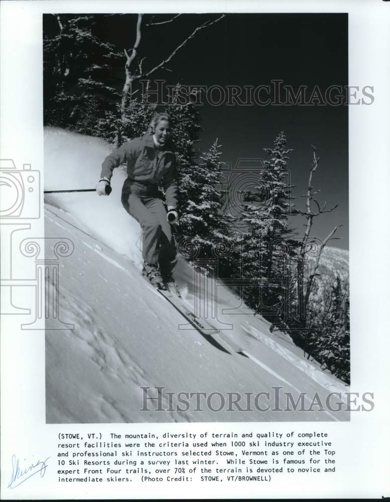 Press Photo Lady skiing down slopes in Stowe, Vermont - Historic Images