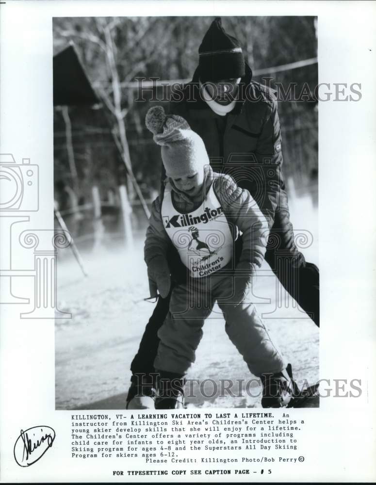 Press Photo Instructor helping young skier at Killington&#39;s Ski Resort, VT - Historic Images