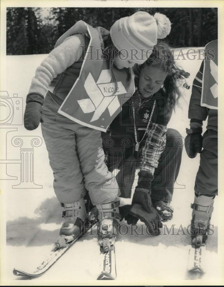 Press Photo Ski Instructor Helps Student With Her Gear At Northstar-At-Tahoe- Historic Images