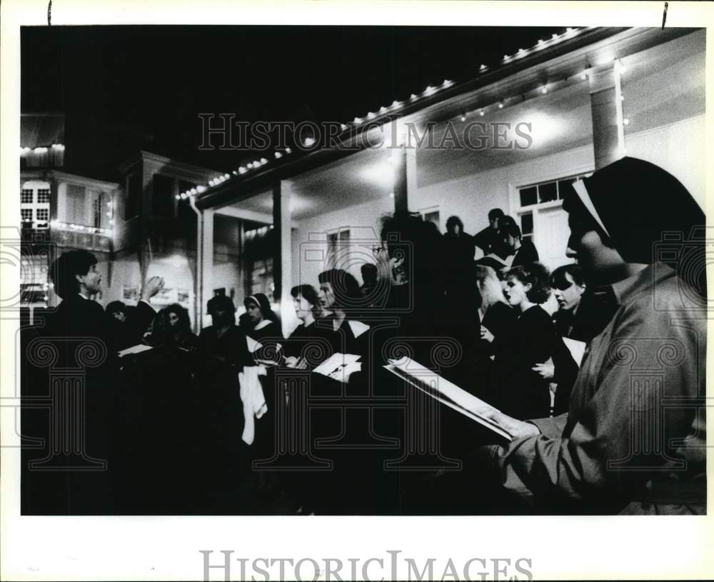 1987 Press Photo Incarnate Word College caroling choir, Texas - saa69870- Historic Images