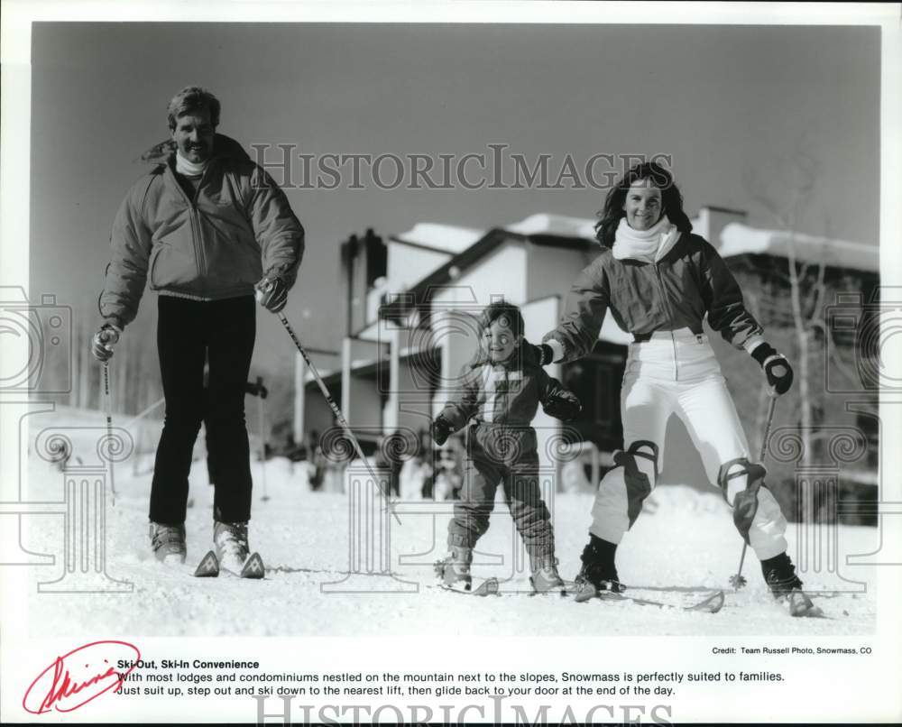 Press Photo Family skiing in Snowmass, Colorado - Historic Images