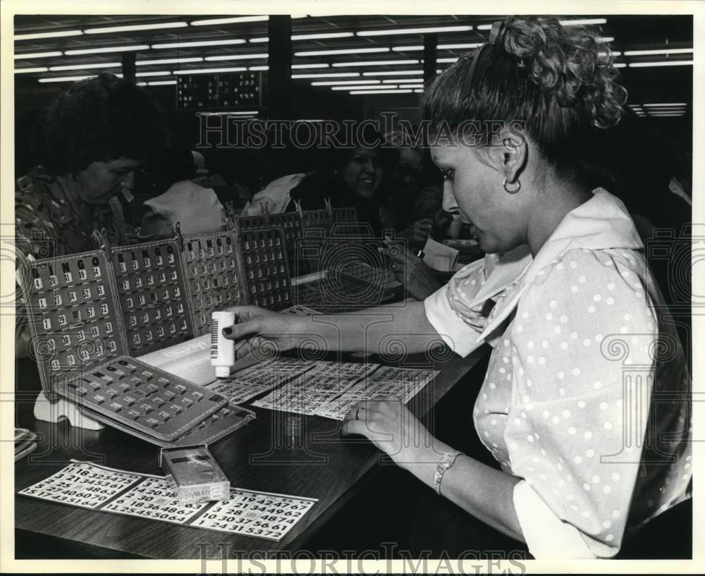 1982 Press Photo Martha Torres playing bingo at United Cerebral Palsy Rec Center- Historic Images