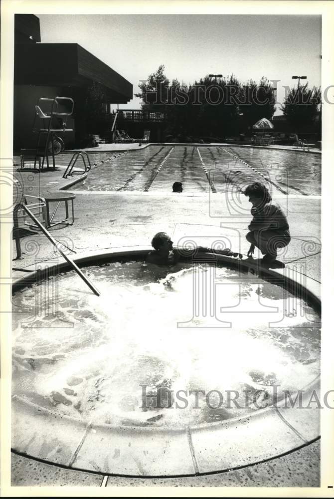 1984 Press Photo Guests By The Pool At Decathlon Club in Santa Clara, California - Historic Images