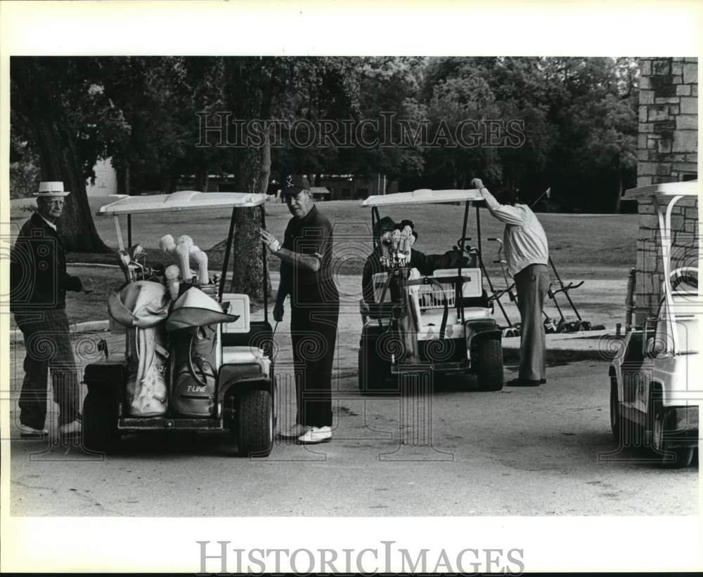 1986 Press Photo Golfers Ready to Go Hit a Game at Brackenridge Golf Course- Historic Images