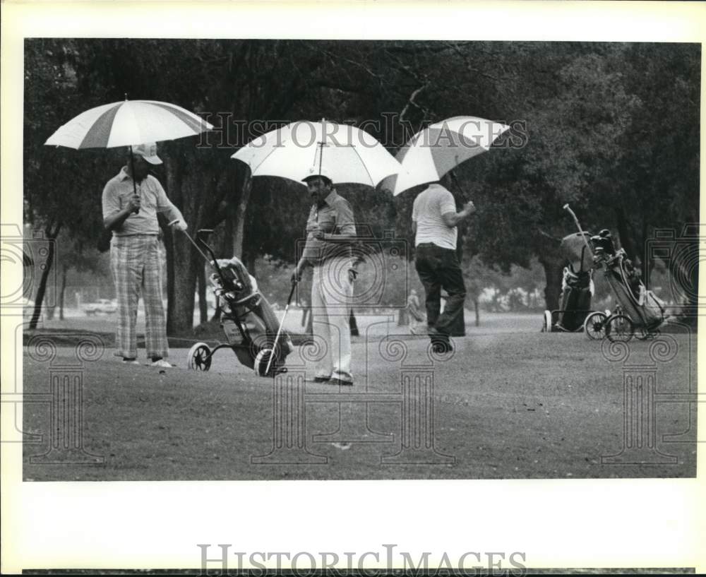1985 Press Photo Golfers Play in Rain at Brackenridge Park Golf Course- Historic Images