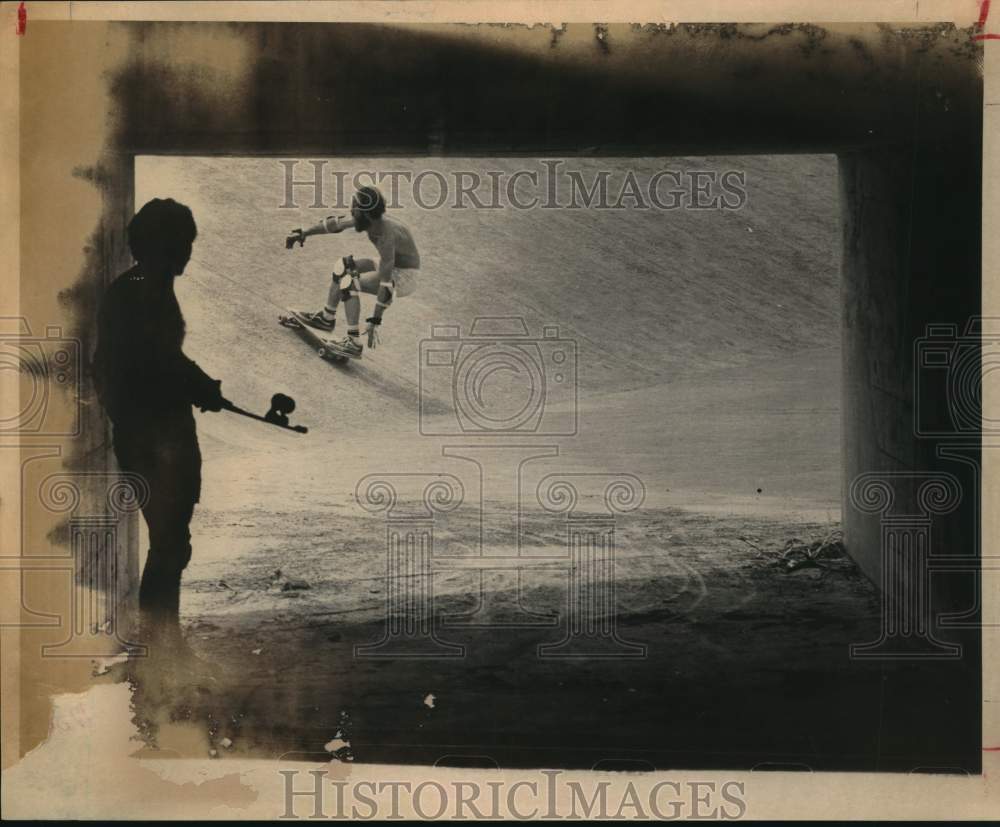 Press Photo David Berkowitz &amp; Bill Holbrook skateboarding at I-35 &amp; Selma, Texas - Historic Images