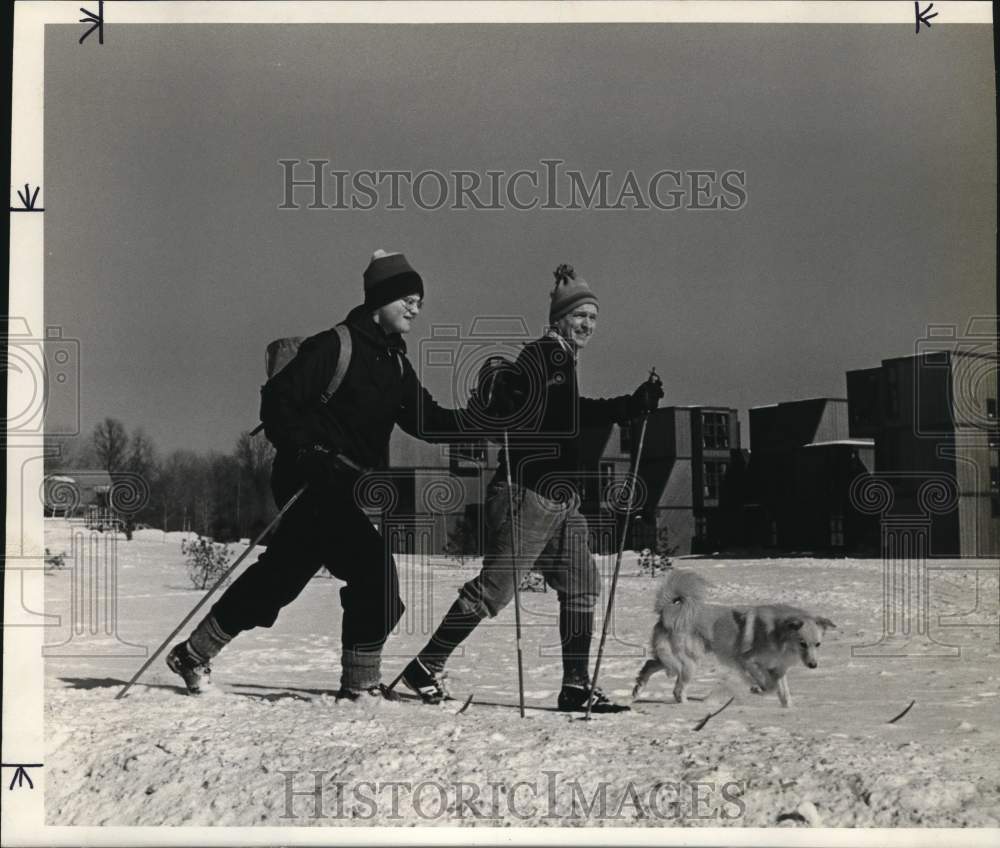 1977 Press Photo Jay Scott &amp; Ellen Sawislak skiing at Hampshire College - Historic Images
