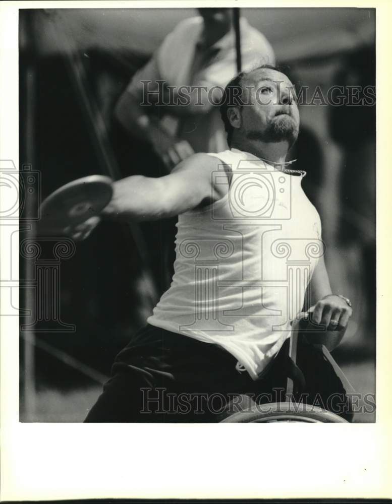 1988 Press Photo Richard Thomas at San Antonio Track and Field Discus Event- Historic Images