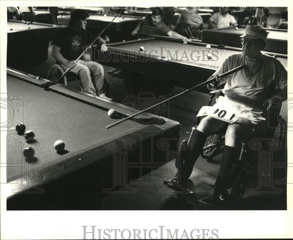 1988 Press Photo Chris Raftis at Veterans Wheelchair Games Billiards Event - Historic Images