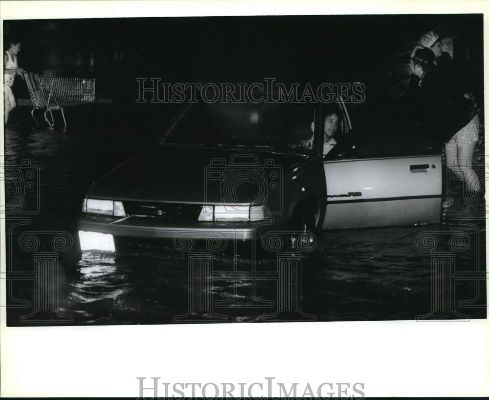 1990 Press Photo Patricia Martinez in Stalled Car at Goliad Road Flooding - Historic Images