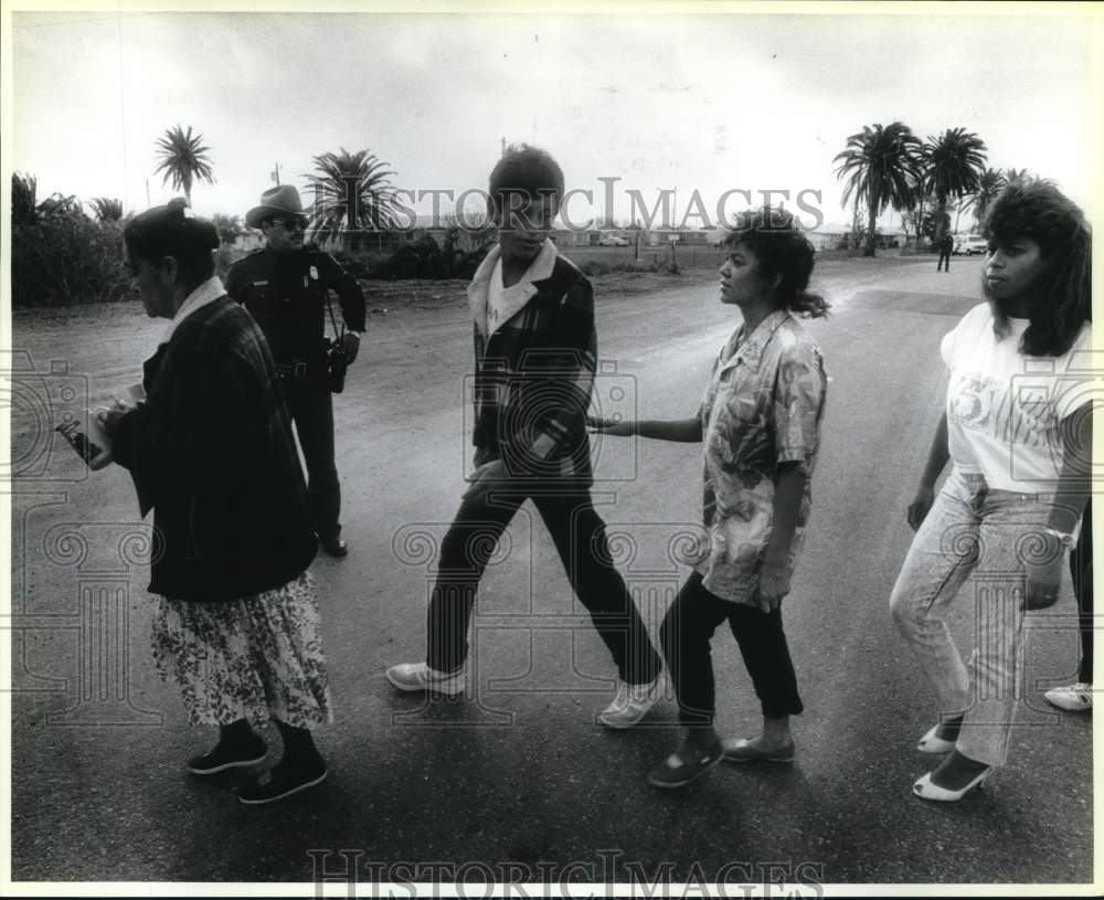 1989 Press Photo Central Americans Walk to New Processing Center, Bayview, Texas - Historic Images