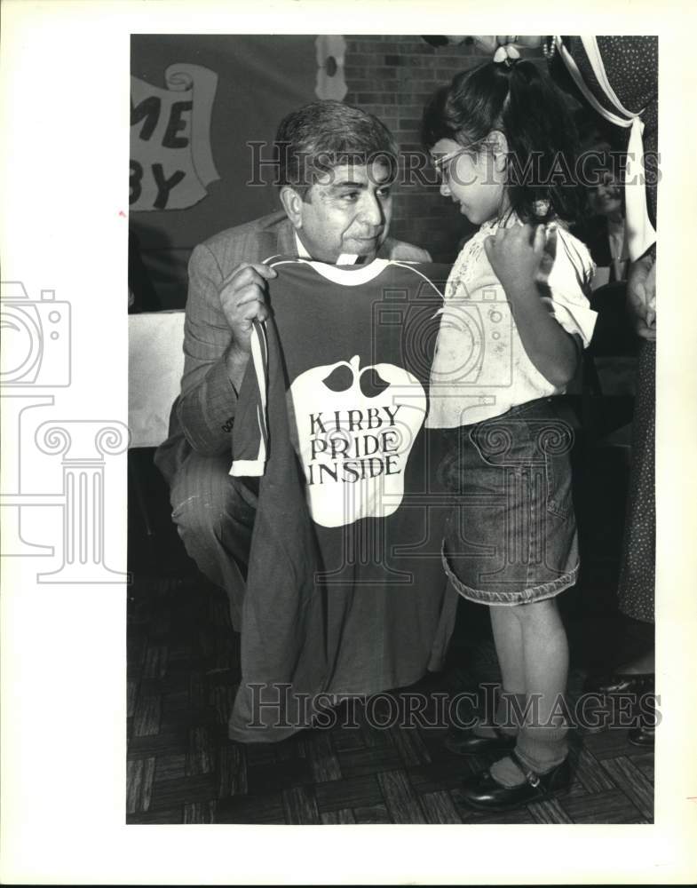 1988 Press Photo Albert Bustamente Accepts T-Shirt, Kirby Elementary School - Historic Images