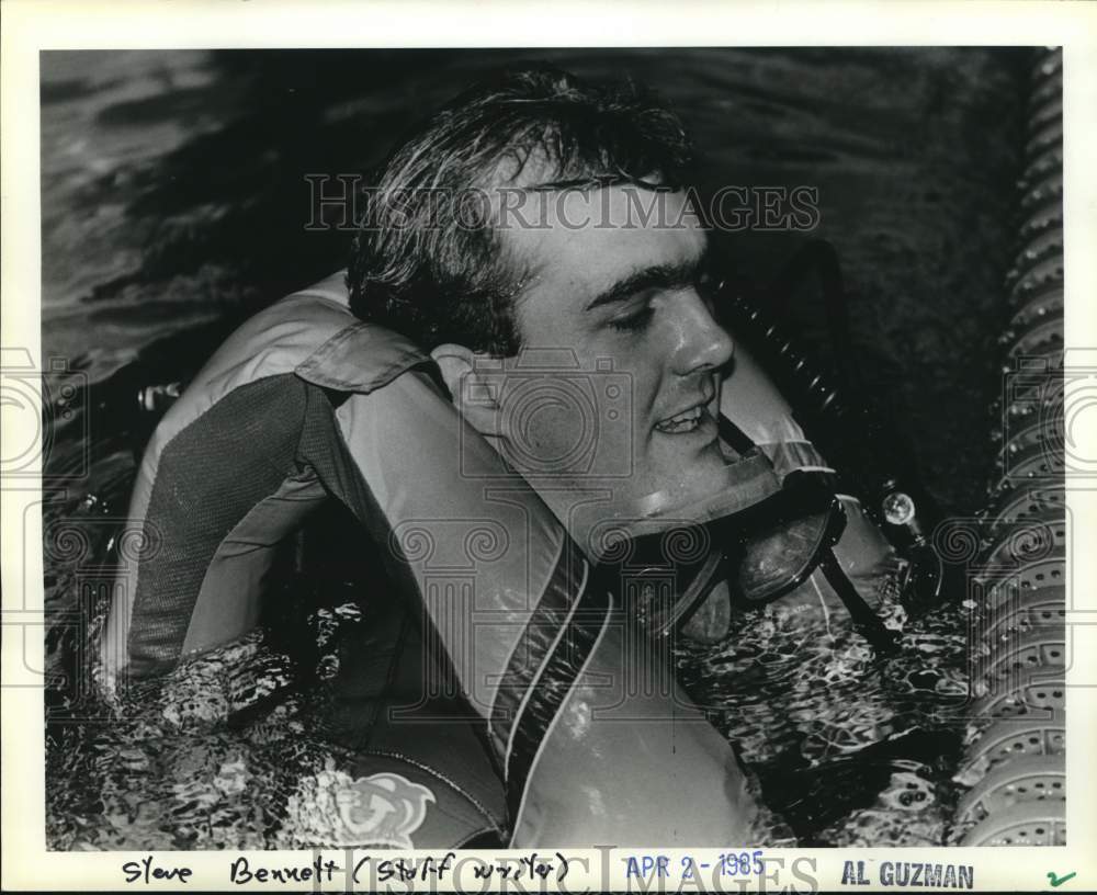 1985 Press Photo Steve Bennett, Staff Writer swims in Water - saa85777- Historic Images