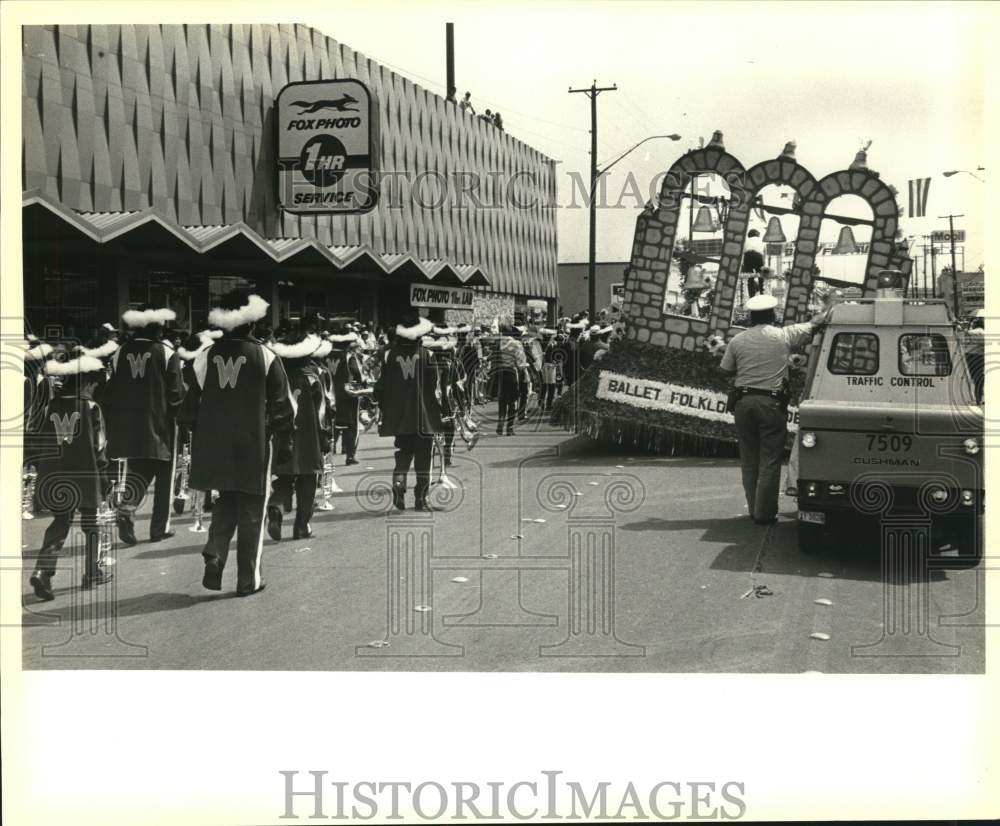 1984 Press Photo Float and Band in Battle of Flowers Fiesta Parade - saa87030 - Historic Images
