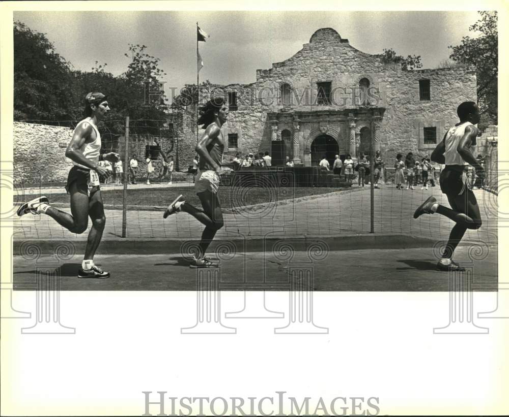 1984 Press Photo Participants of 5K Run at Rey Feo Parade &amp; Fiesta - saa87032 - Historic Images