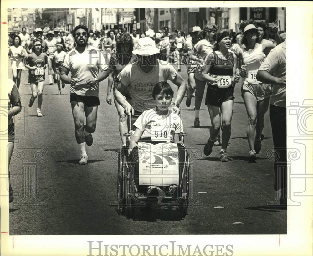 1983 Press Photo Richard Mulholland Pushed in Wheelchair at Rey Feo Run - Historic Images
