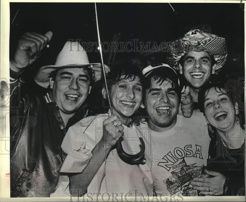 1985 Press Photo Beer Vendors in the Rain at NIOSA Fiesta - saa87243 - Historic Images