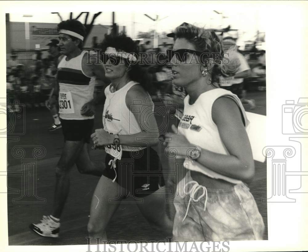 1988 Press Photo Runners precede the Parade Down Broadway in Fiesta - saa87665- Historic Images