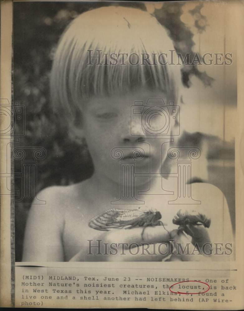 Press Photo Michael Elkins holding live locust and shell of another locust, TX- Historic Images