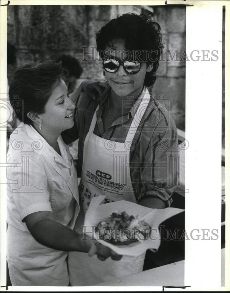 1988 Press Photo Imelda Pacheco & John Martinez at La Feria del Rio, Texas - Historic Images