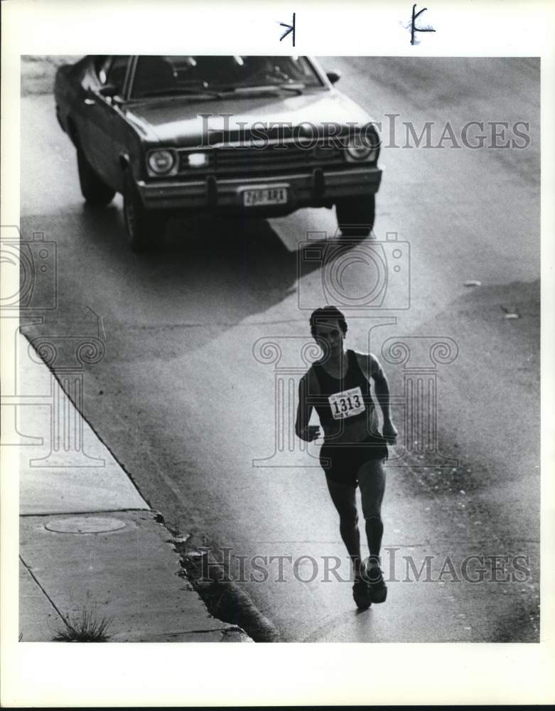 1982 Press Photo Las Colonias de San Antonio Marathon 1st place runner, Texas- Historic Images