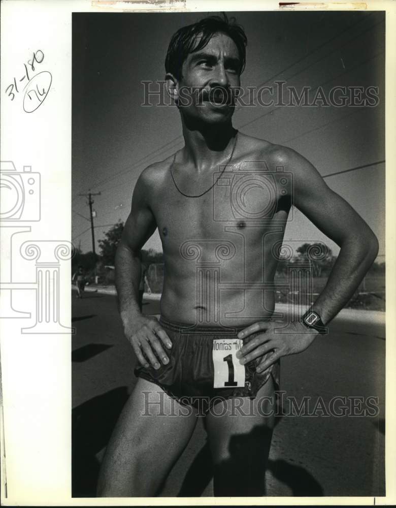 1983 Press Photo Robert Yara, Winner of Las Colonias de San Antonio Marathon - Historic Images