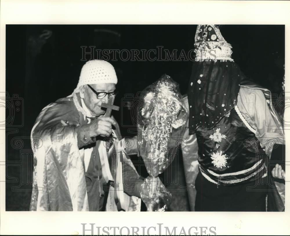 Press Photo Los Pastores pastors carrying cross and staff - saa88544 - Historic Images