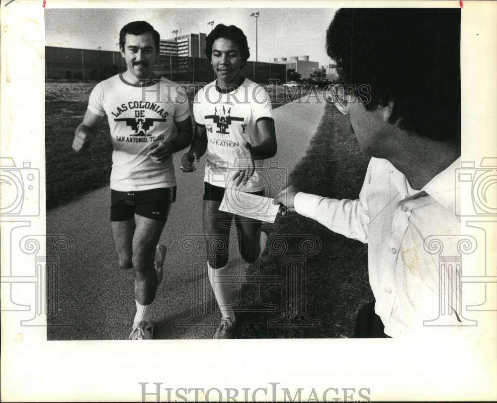 1982 Press Photo Phillip Martinez, Lawrence Baiza run, Las Colonias de Marathon- Historic Images