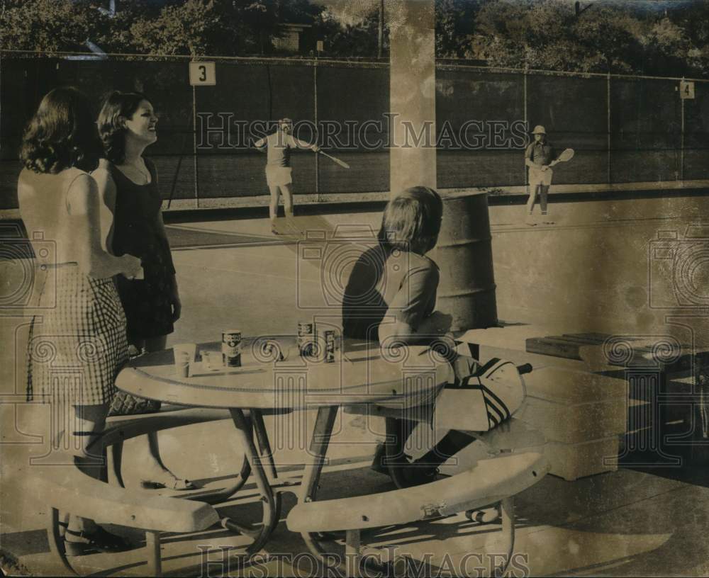 1974 Press Photo Couples waiting at McFarbin Tennis Courts - saa89105- Historic Images
