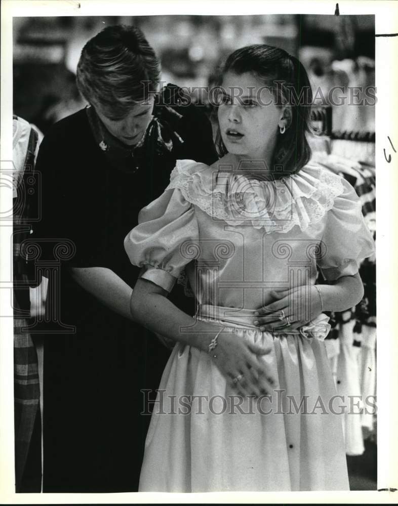 1988 Press Photo Jennifer and Martha Leske Trying on Dress at Lord &amp; Taylor - Historic Images