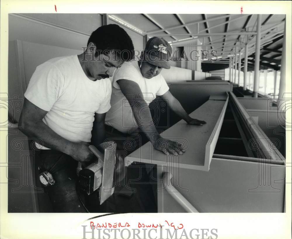 1990 Press Photo Carlos Perez &amp; Henry Reyma installing counter at race track, TX - Historic Images
