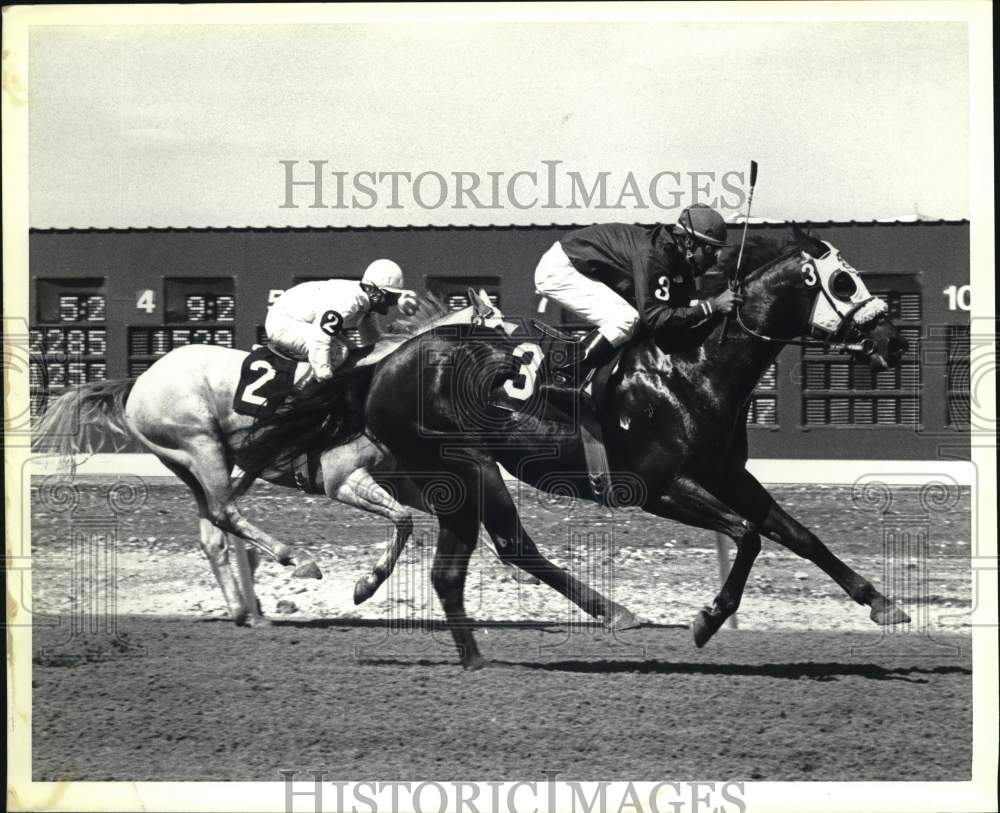 1990 Press Photo Race horses and jockeys racing at Bandera Downs, Texas- Historic Images