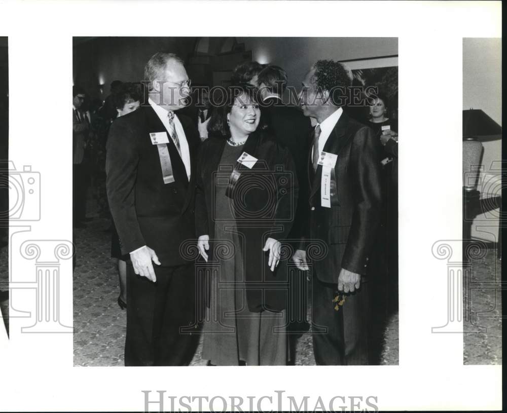 1991 Press Photo Mike Schultz with Mary Jane Esquivel and Dr. Roscoe Dunningham- Historic Images