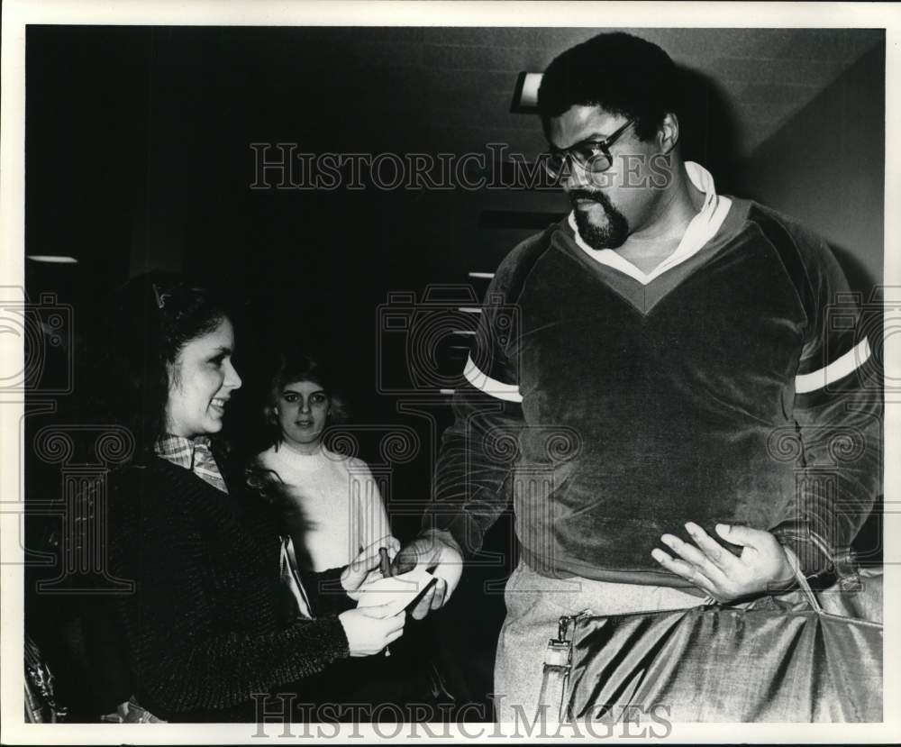 Press Photo Rosie Greer signs Autograph for Rosmary Arguijo at Airport - Historic Images